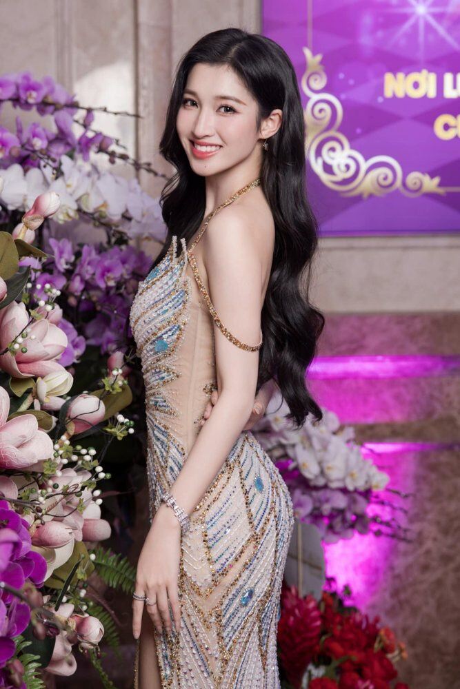 Á hậu Phương Nhi được mệnh danh thần tiên tỷ tỷ vì nhan sắc trong trẻo, thanh thoát.
