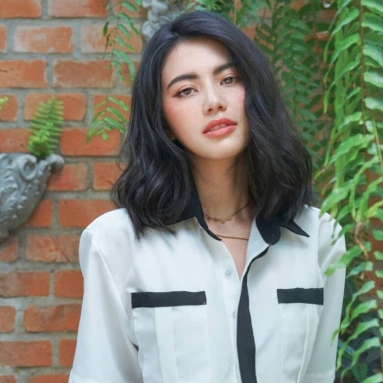 Ngược lại, với gương mặt hơi tròn hoặc góc cạnh, tóc ngang vai uốn xoăn nhẹ nhàng là lựa chọn hoàn hảo giúp cân bằng và làm mềm các đường nét sắc nét.