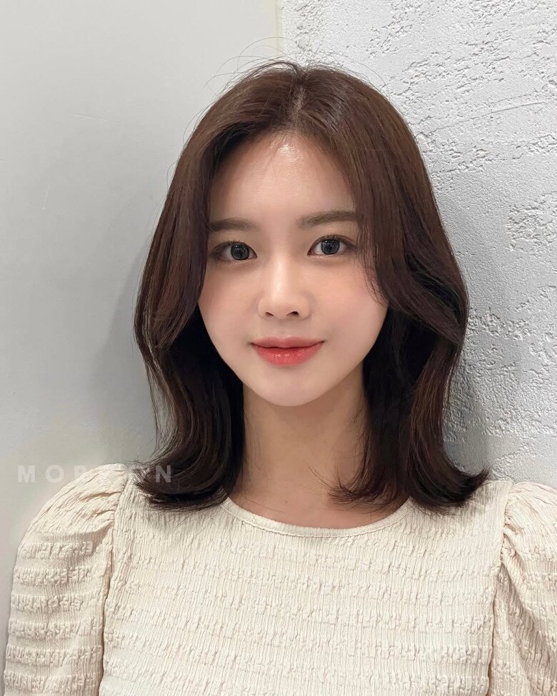 Kiểu tóc layer của Jun Ji Huyn.