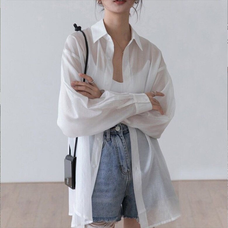 Sơ mi xuyên thấu kết hợp cùng 2 dây mỏng bên trong mang đến vẻ thanh lịch, nhẹ nhàng nhưng vẫn xen chút gợi cảm tinh tế.