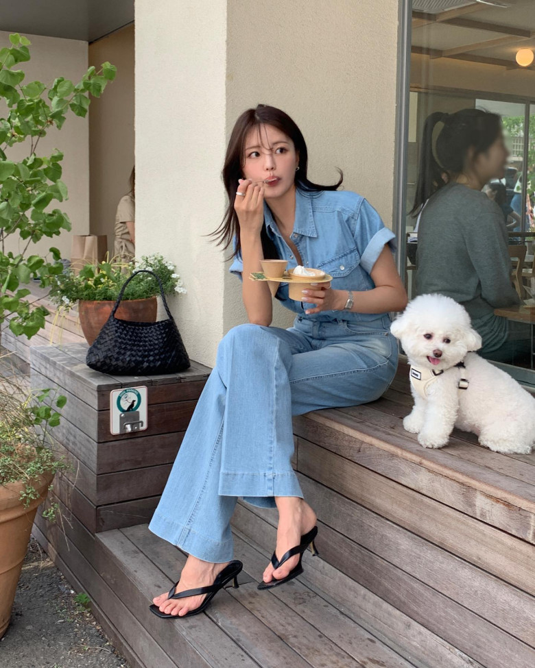 Khi phối cùng quần jeans, sơ mi denim tạo nên set đồ “denim-on-denim” cực chất, nổi bật giữa phố.