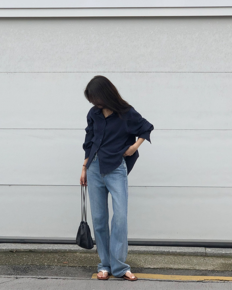 Áo sơ mi xanh than mang đến vẻ trang nhã, sang trọng và còn tôn da hiệu quả. Khi kết hợp cùng quần jeans xanh và giày dép tông trung tính, set đồ sẽ giúp diện mạo trông trẻ trung, sành điệu ngay tức thì.