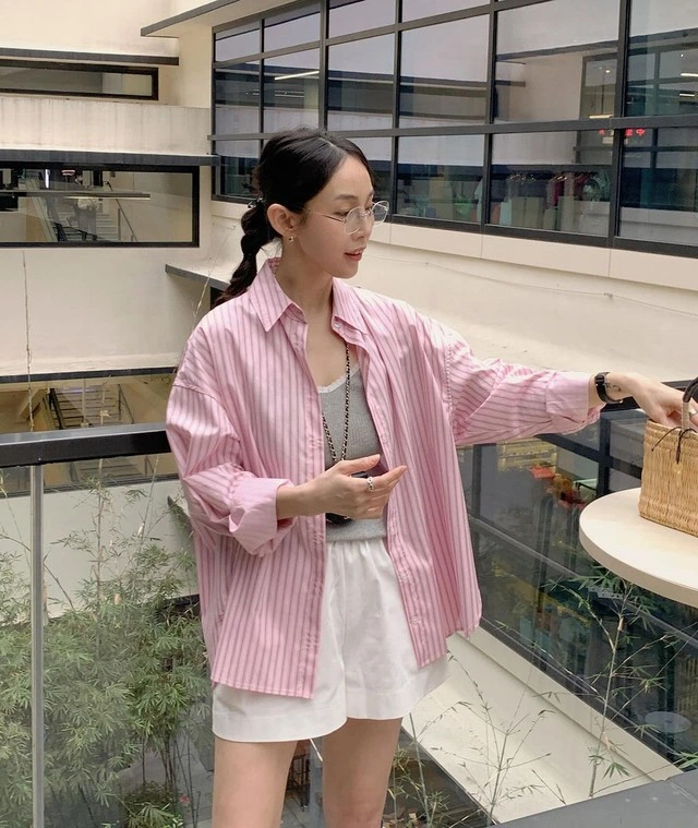 Trong đó, thiết kế sọc hồng – xám mang lại cảm giác ngọt ngào, trong trẻo, gợi nhớ đến những rung động đầu đời. Khi kết hợp cùng quần shorts, set đồ tạo nên hình ảnh nữ tính, nhẹ nhàng, rất thích hợp cho những buổi hẹn hò hoặc dạo phố cuối tuần.