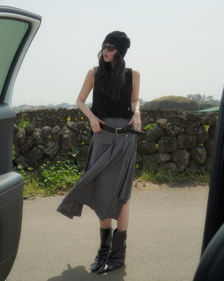 Bạn có thể phối cùng áo ba lỗ dệt kim hoặc áo croptop ôm sát, tạo nên phong cách vừa thanh lịch vừa gợi cảm – kiểu “mọt sách” nhưng chẳng hề nhàm chán. Đây là lựa chọn hoàn hảo cho những cô nàng muốn phá cách.