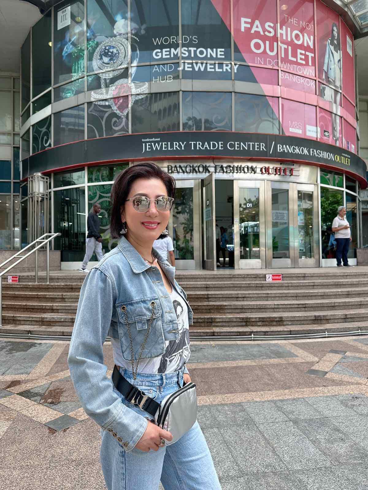 2 nữ MC giàu có bậc nhất showbiz toàn ở biệt thự amp;#34;khủngamp;#34;, U60 vẫn mê đồ hở táo bạo chẳng thua gái đôi mươi - 12