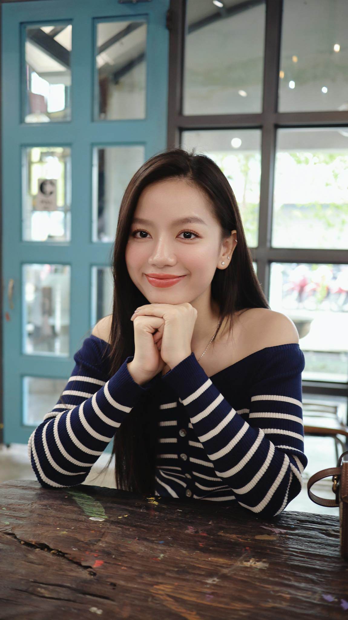Hạ Anh ngoài đời xinh đẹp, quyến rũ.