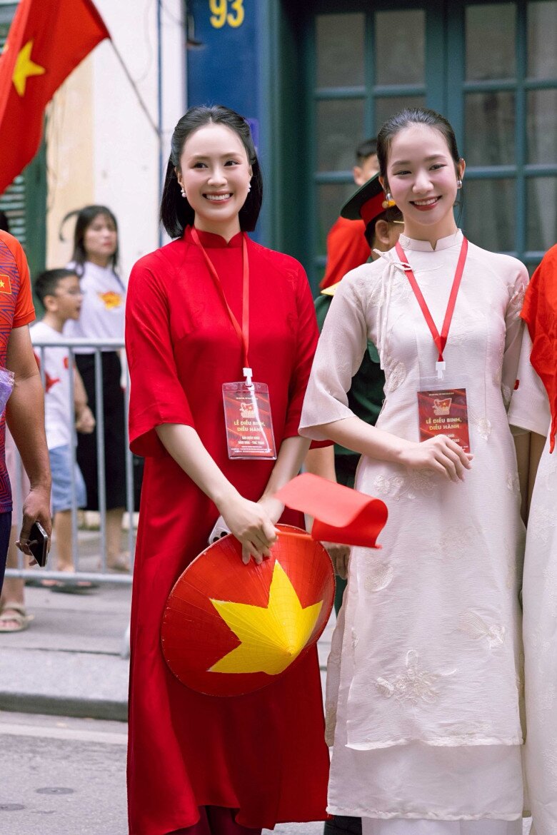 Kiểu tóc ngắn cùng lối trang điểm nhẹ nhàng giúp Hồng Diễm tươi tắn và trẻ hơn tuổi rất nhiều.