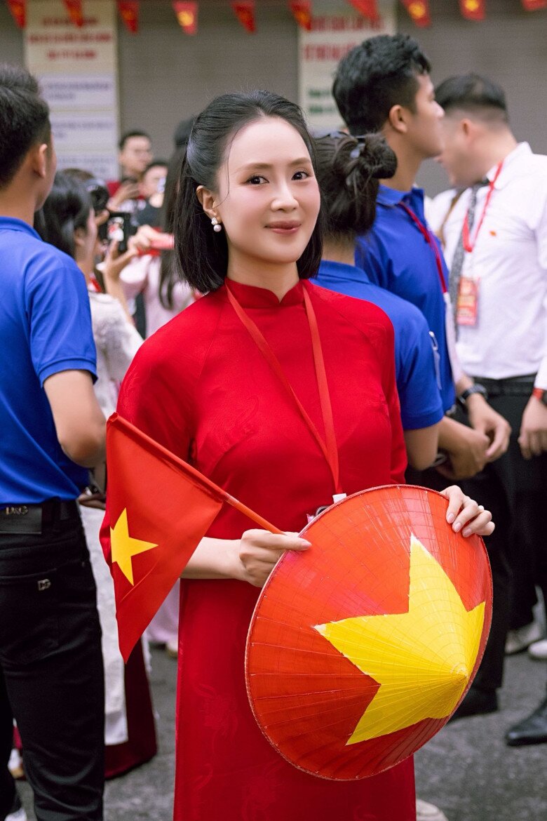 Nữ diễn viên Hồng Diễm đã có mặt từ sớm để chuẩn bị cho buổi hợp luyện cùng các diễn viên khác.