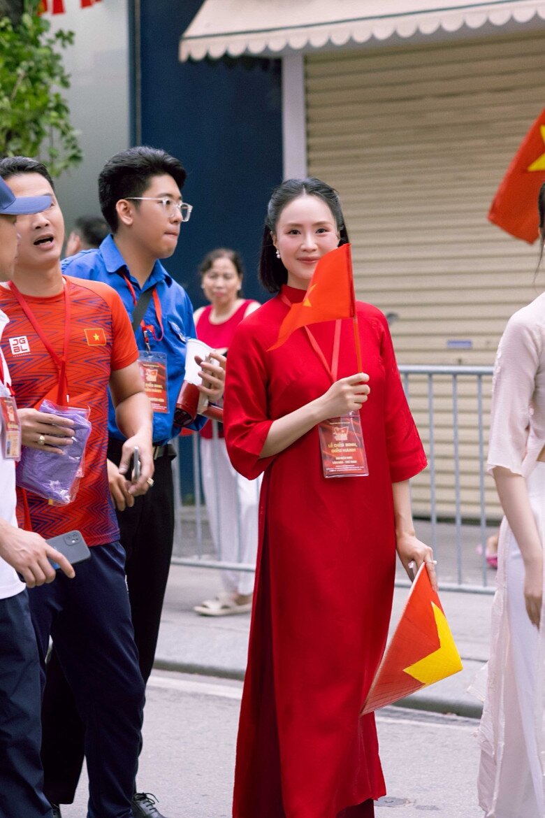Nhiều người khen ngợi sự trẻ trung của Hồng Diễm ở tuổi U45, thậm chí còn ví cô như học sinh tiểu học.
