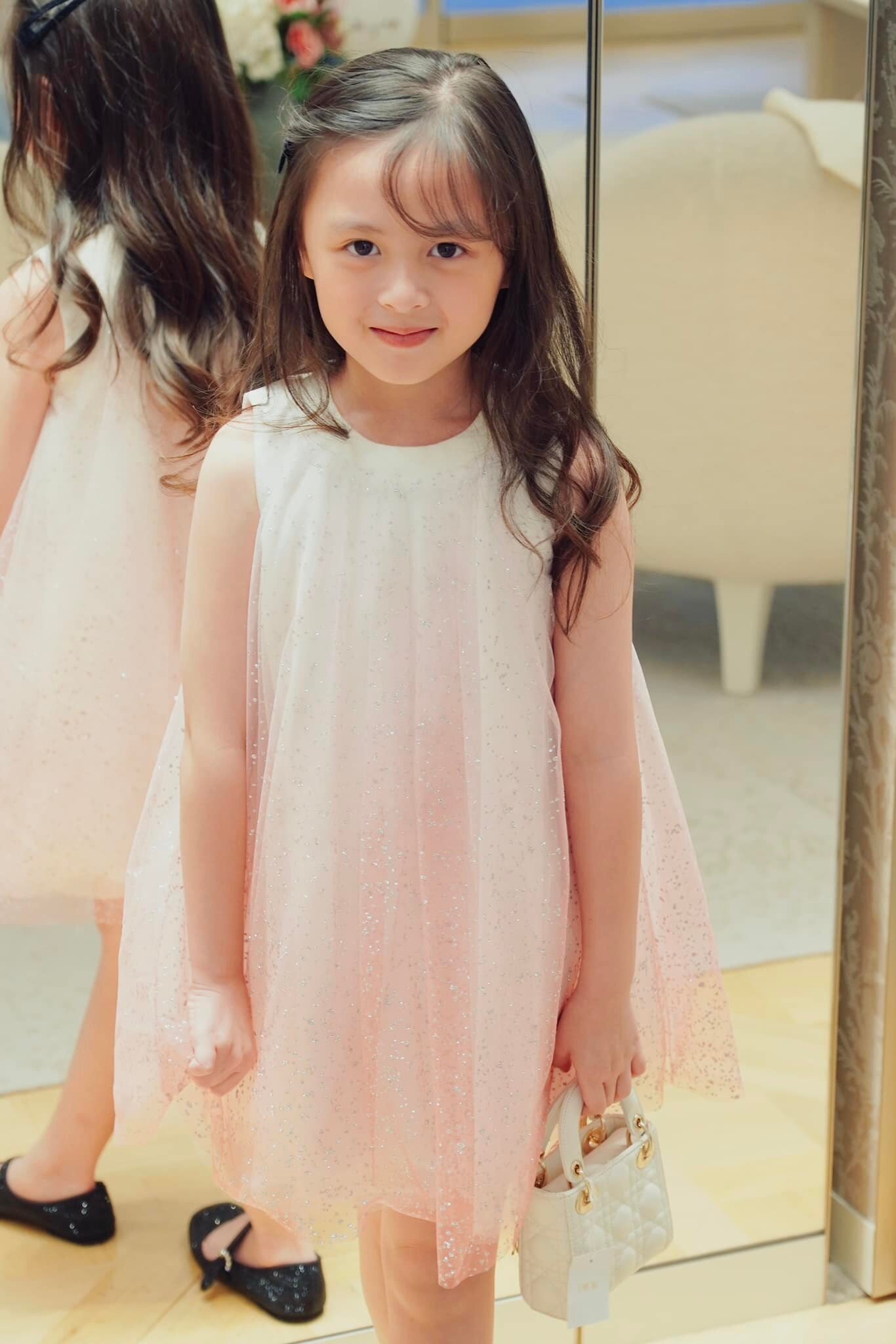 Cô bé được bố mẹ chăm chút với váy áo điệu đà trông như nàng thơ.