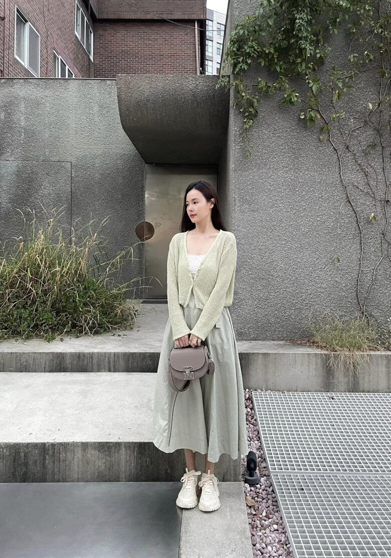 Trong chuyến du lịch Hàn Quốc cùng ông xã Minh Đạt vào năm ngoái, Midu lại chọn diện túi Moynat Flori thanh lịch. Không logo, không màu sặc sỡ, chiếc túi gây ấn tượng nhờ phom dáng lấy cảm hứng từ yên ngựa – thiết kế kinh điển của thương hiệu Pháp lâu đời từ năm 1849, được giới “giàu ngầm” ưa chuộng.