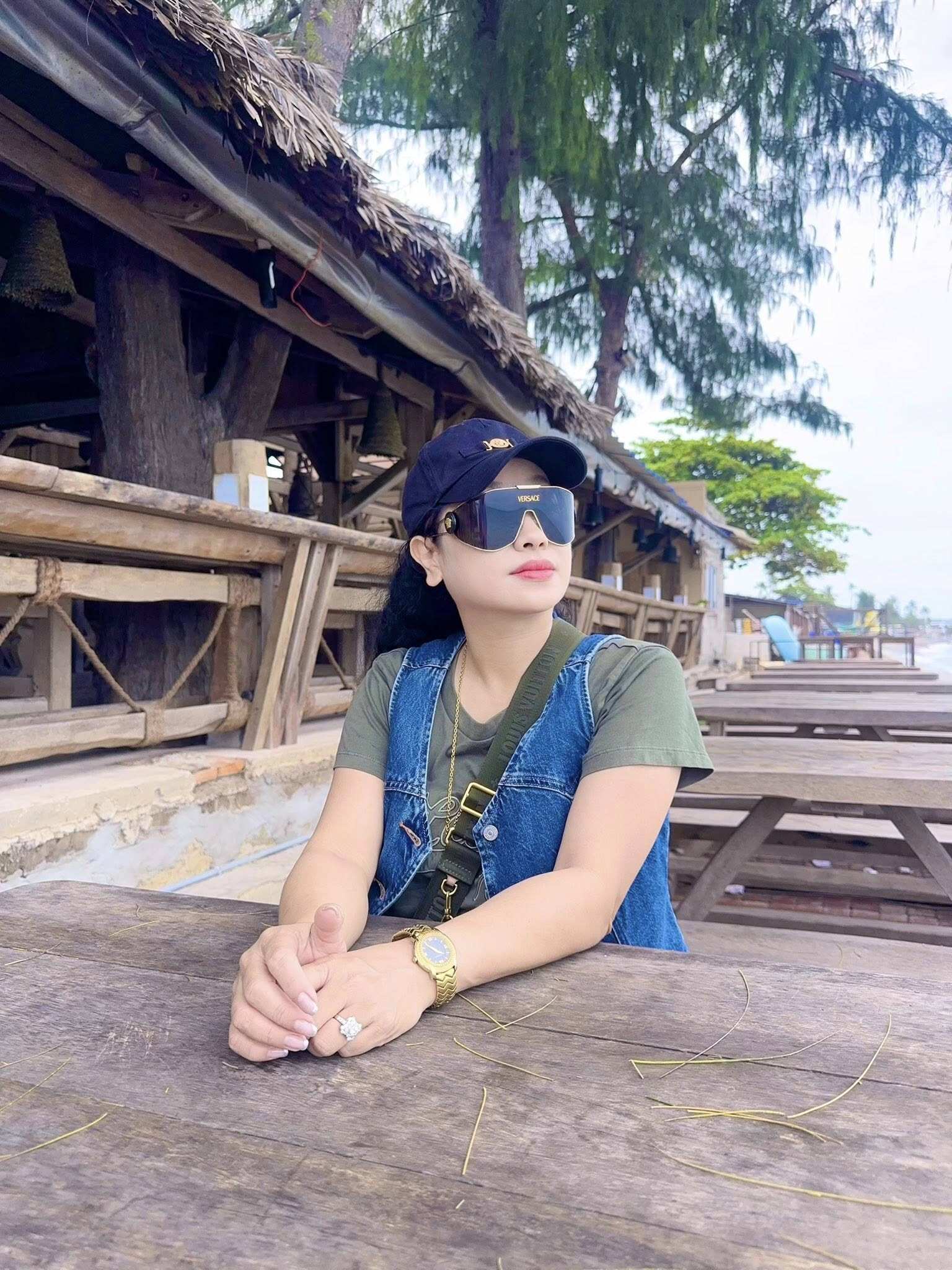 Phong cách thời trang đời thường của cô năng động, trẻ trung với quần ngắn, giày thể thao.