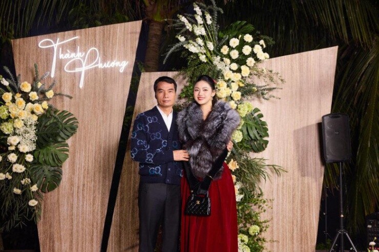 Sánh đôi cùng chồng, Ngô Thanh Thanh Tú toát lên hào quang của một phu nhân chủ tịch khi cầm trên tay mẫu túi Chanel sang trọng.