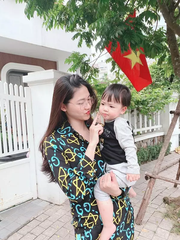 Được biết, mẫu trang phục pyjamas mà Thanh Thanh Tú diện rơi vào khoảng hơn 50 triệu đồng.