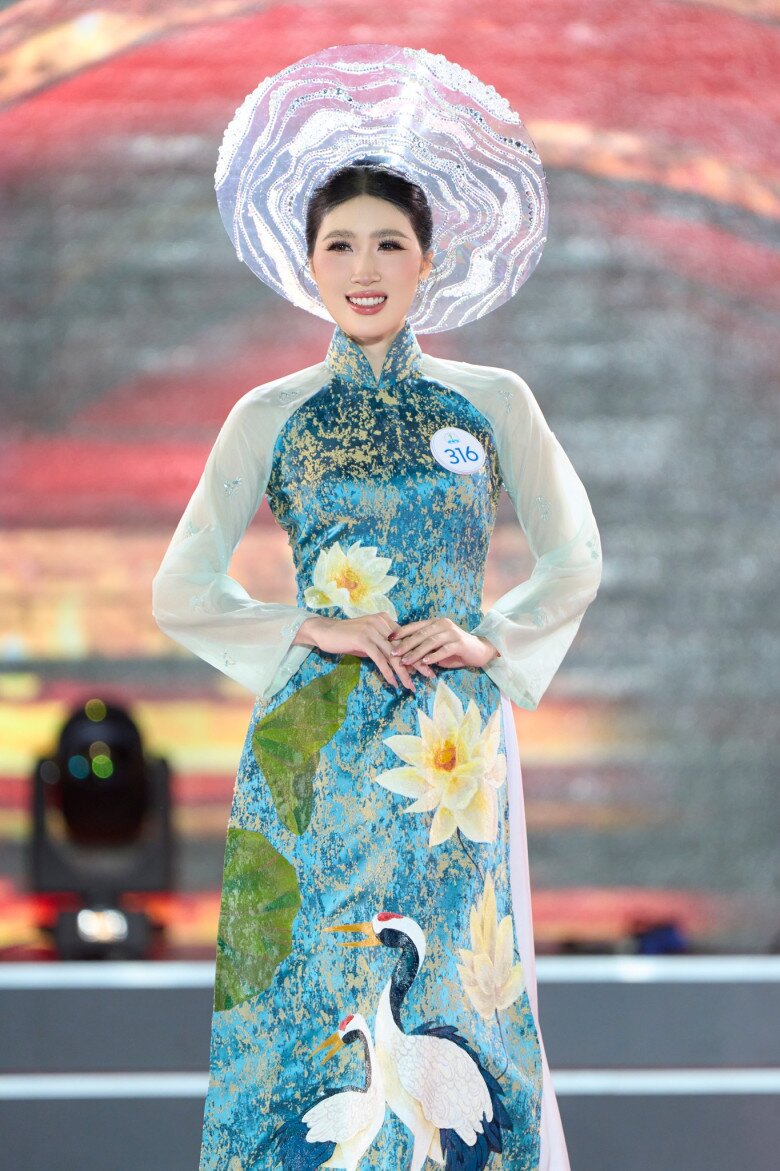 Linh Chi trong tà áo dài và đã giành được giải thưởng Người đẹp Áo dài của cuộc thi.