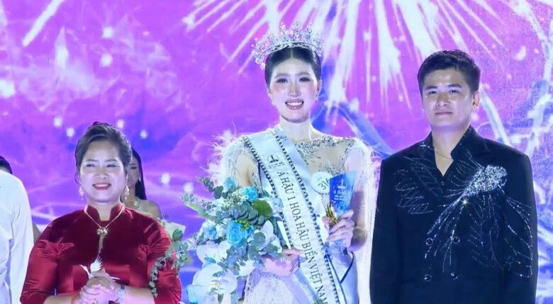 Khoảnh khắc đăng quang của Á hậu 1 Linh Chi.