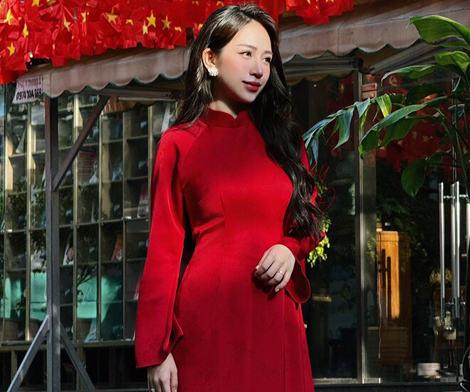 Joyce Phạm xuất hiện yêu kiều trong tà áo dài đỏ thắm nổi bật.