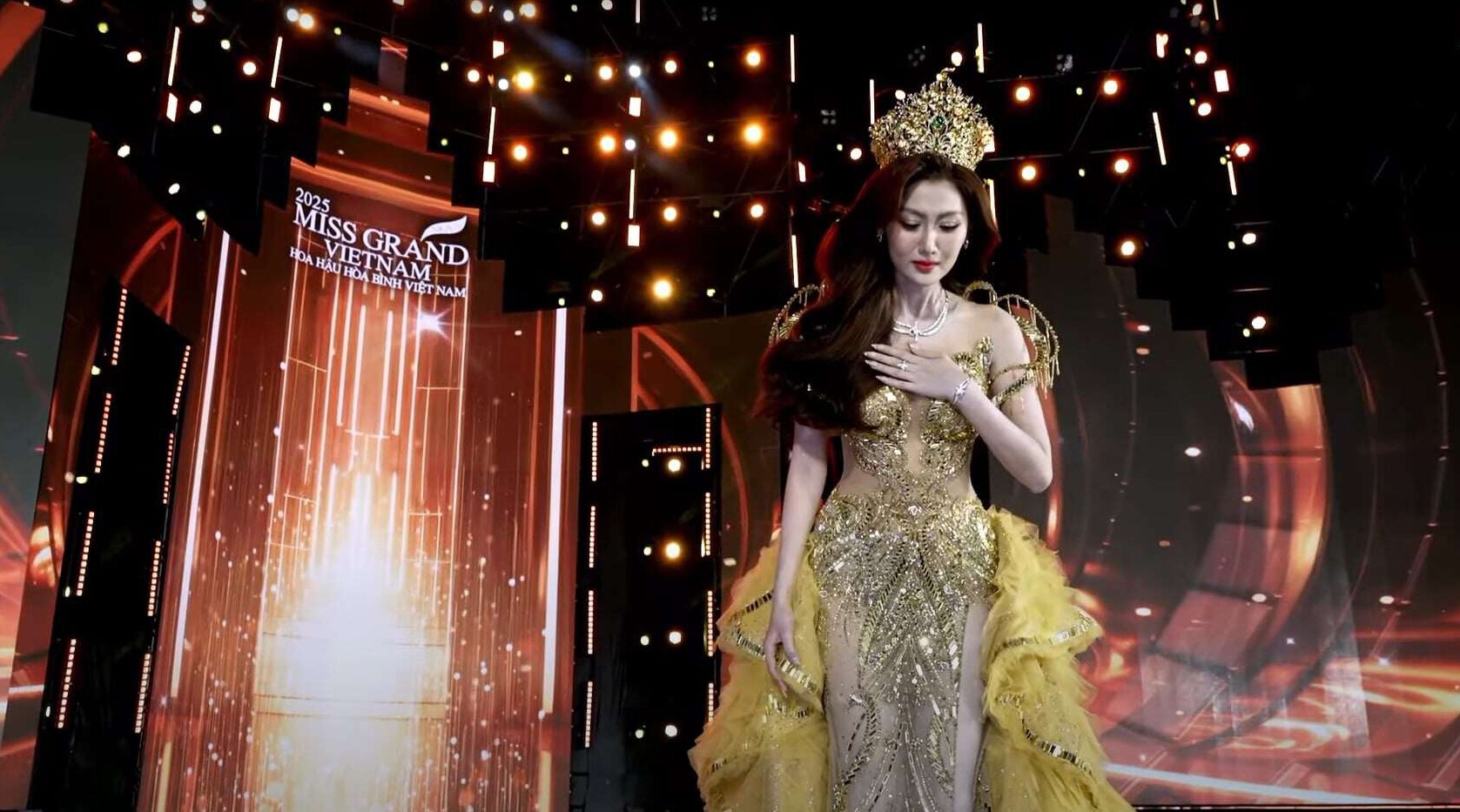 Hoa hậu Võ Lê Quế Anh xúc động.