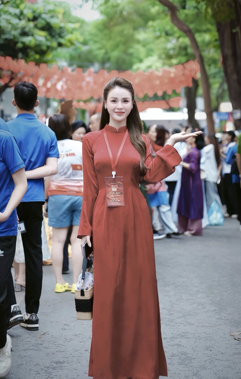 Lương Thu Trang gây thương nhớ với áo dài đỏ trầm đơn giản mang đến cảm giác mộc mạc và duyên dáng. Nhờ nhan sắc nổi bật cùng làn da trắng sáng nên người đẹp vẫn tỏa sáng dù không ăn diện cầu kỳ.