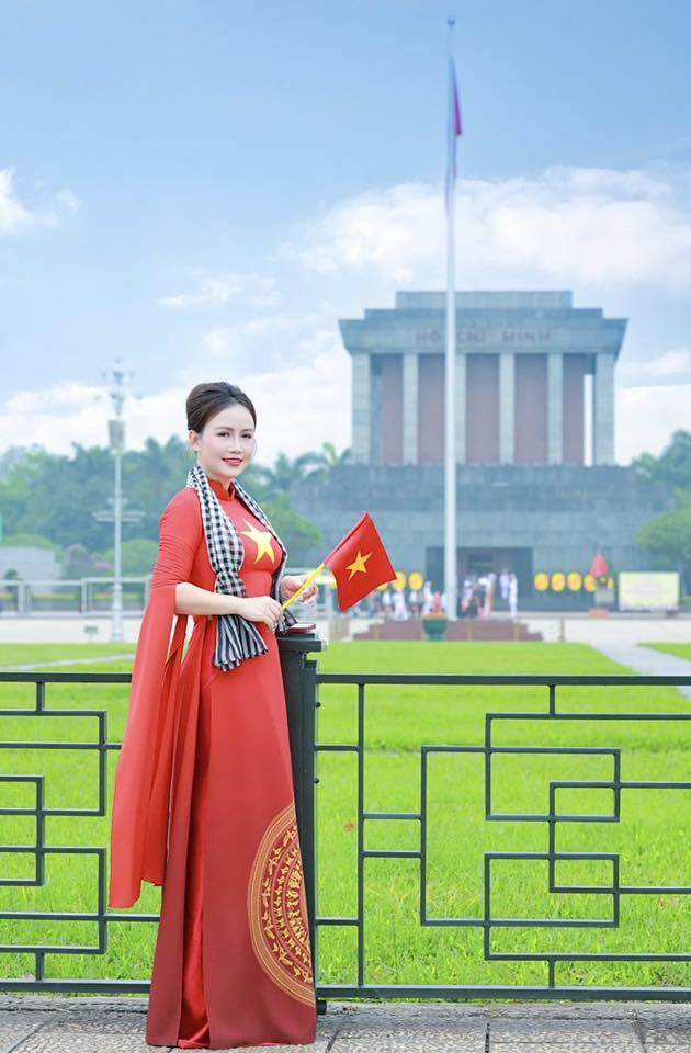 Giữa Quảng trường Ba Đình lịch sử, diễn viên Đào Hoàng Yến mặc tà áo dài đỏ in họa tiết trống đồng nổi bật cùng khăn rằn quàng vai, tay cầm cờ Tổ quốc. Mỗi chi tiết đều thể hiện văn hóa dân tộc và tình yêu với tổ quốc.