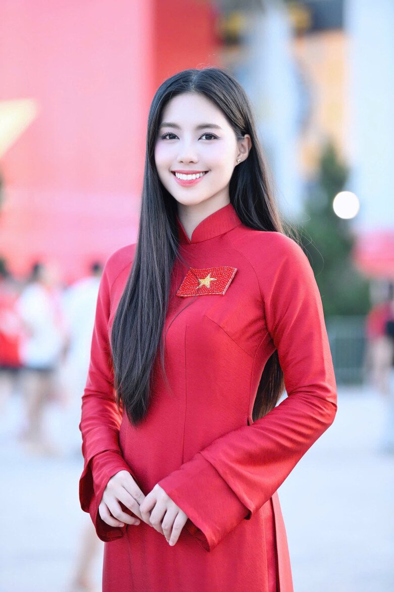 Áo dài đỏ ôm dáng hiện đại của á hậu Châu Anh trở nên nổi bật nhờ chi tiết ngôi sao vàng đính kết ngay ngực áo – vừa mang giá trị thẩm mỹ, vừa gợi niềm tự hào dân tộc. 