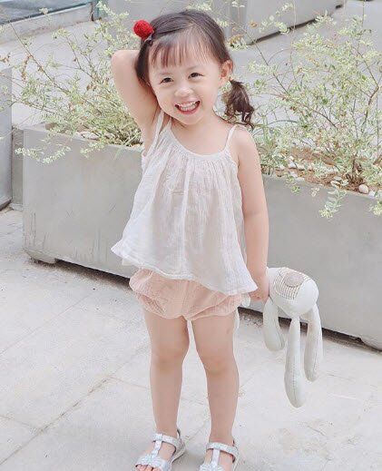 Cam Cam thuở bé đã vô cùng đáng yêu với nụ cười dễ mến và biểu cảm dễ thương.