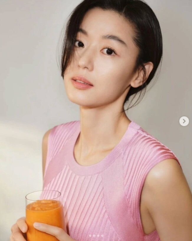 Jun Ji-huyn có thói quen uống nước ép mỗi sáng vừa cung cấp năng lượng,