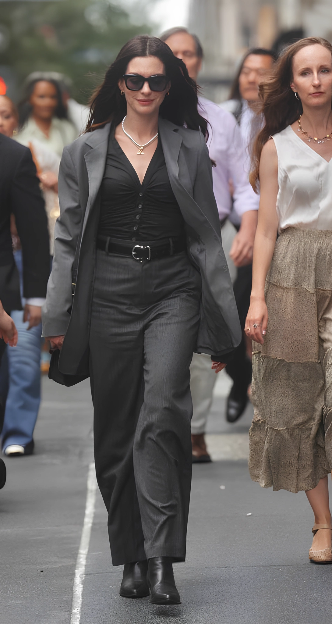 Anne Hathaway khoe chiếc kính yêu thích khi quay Yêu nữ thích hàng hiệu 2.