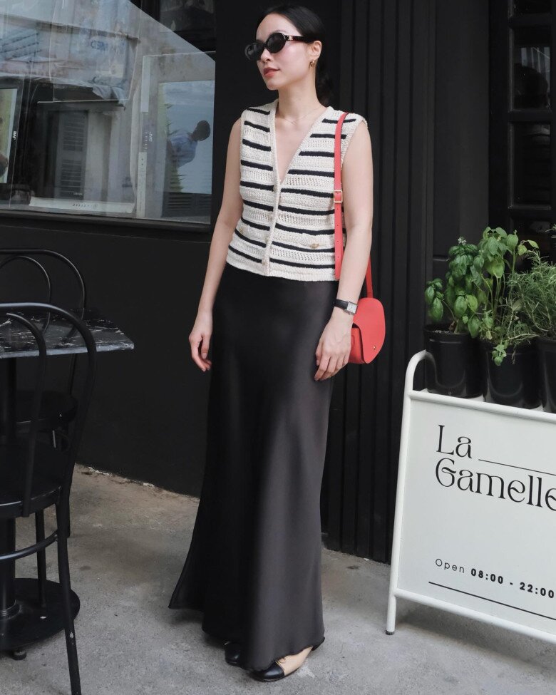 Áo len tăm kẻ ngang là item cực hợp mốt. Khi kết hợp cùng chân váy lụa, Lê Hà Trúc tạo nên outfit nữ tính, sang trọng. Thiết kế áo lửng còn giúp vóc dáng trông cao ráo, thanh thoát hơn.