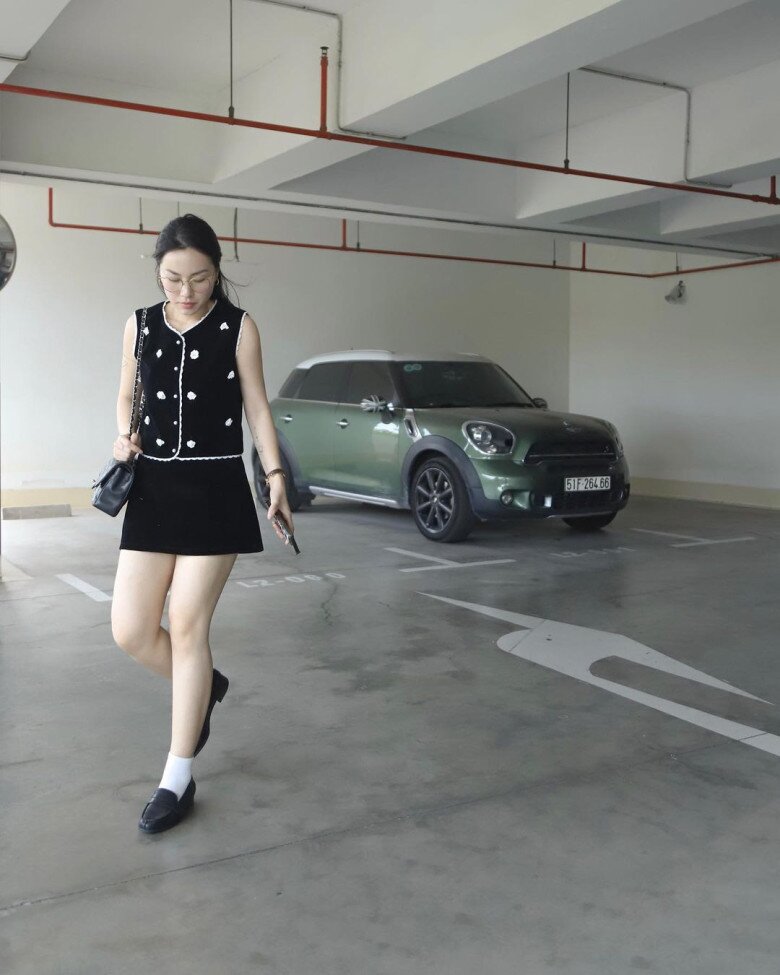 Váy ngắn mang đến vẻ yểu điệu, nữ tính nhưng vẫn thanh thoát, giúp tổng thể trang phục vừa duyên dáng vừa năng động.