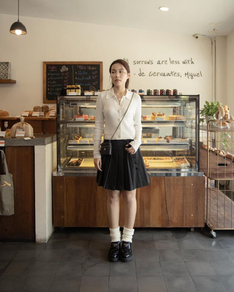 Phối đồ cùng váy ngắn mang đến vẻ ngọt ngào, cá tính là lựa chọn “vàng” cho nàng “nấm lùn” muốn hack tuổi và tôn dáng.