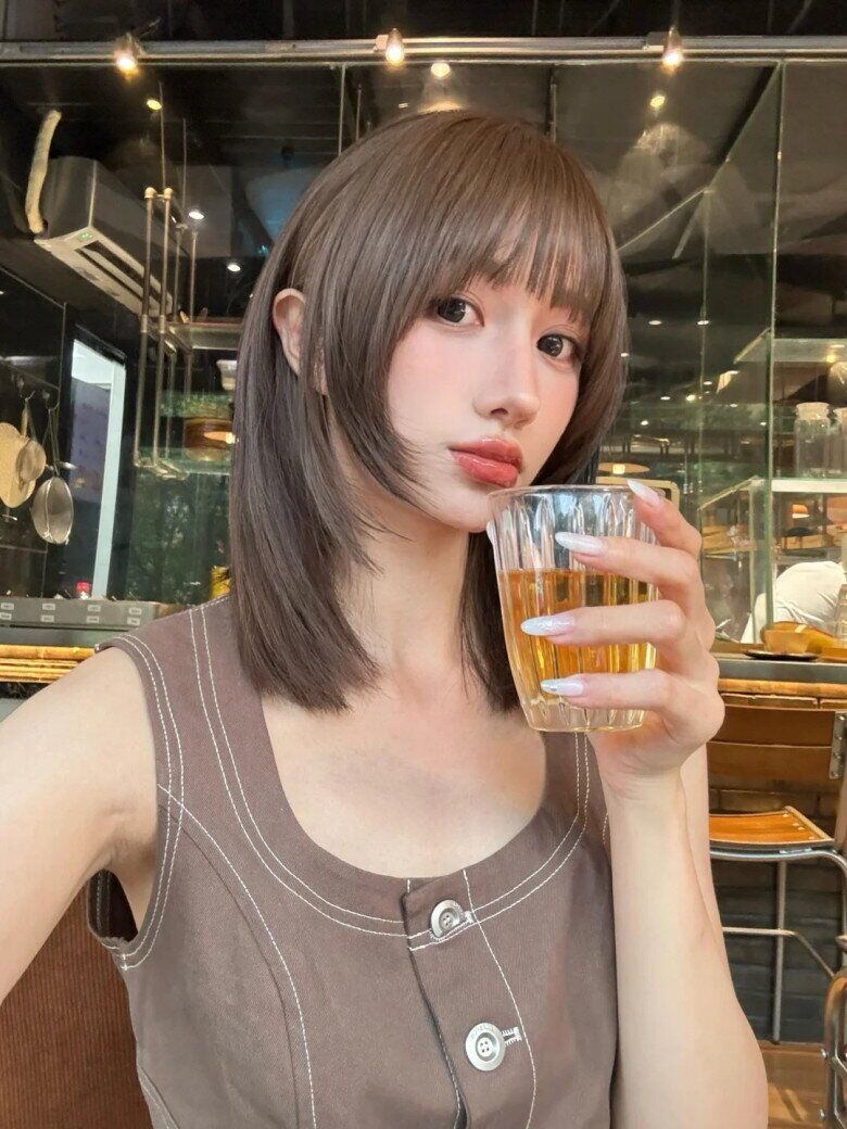 Chị em có chiều cao nổi bật để tóc quá dài sẽ làm bạn trông mất cân đối hơn so với các kiểu tóc ngắn. 
