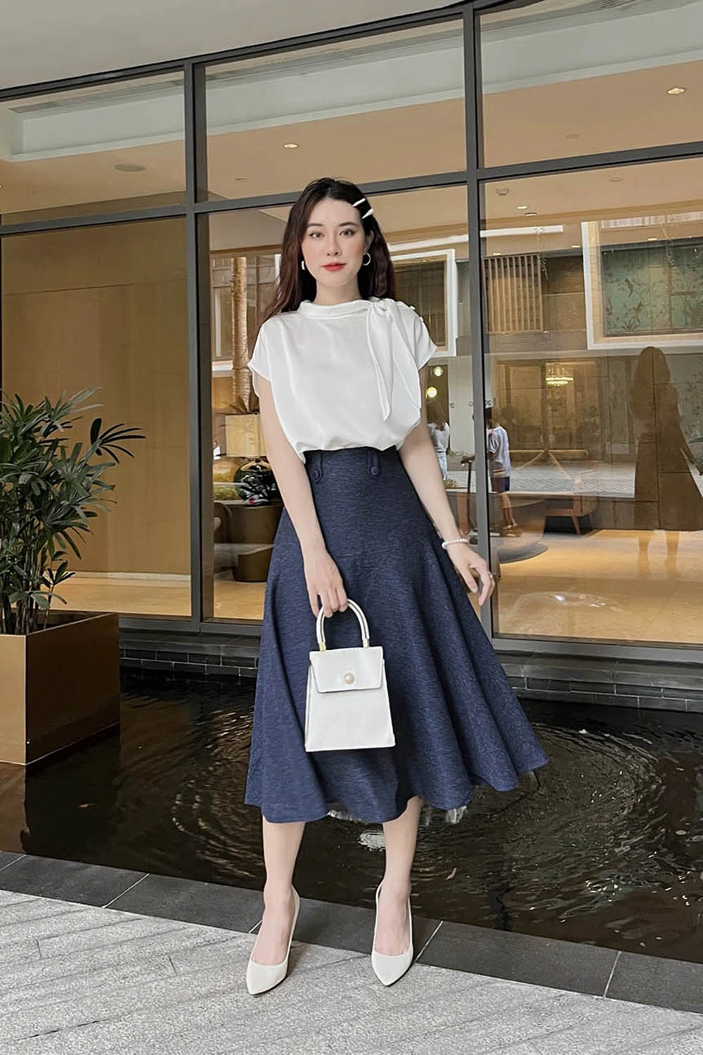 Trang phục kín đáo một chút như chân váy dài qua gối hay sơ mi lịch sự trông chỉn chu mà vẫn thể hiện được gu thời trang tinh tế.