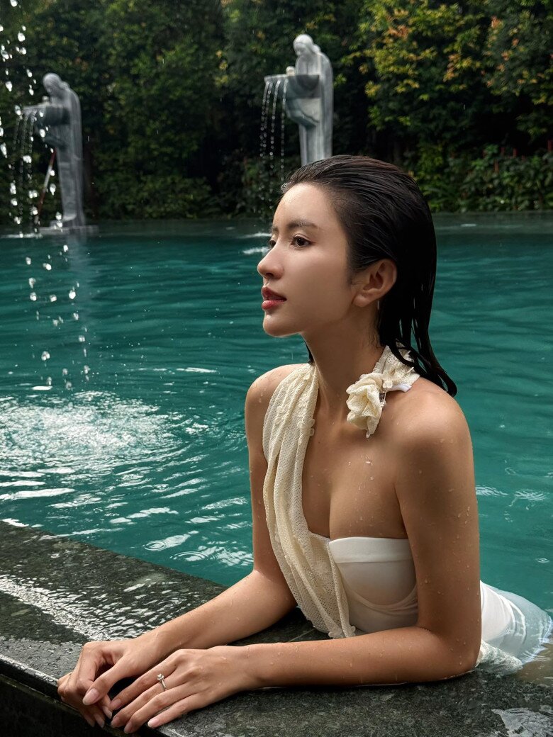 Ngọc Huyền chọn thiết kế trắng cúp ngực khoe vòng 1 đầy đặn với lớp voan mỏng được vắt nhẹ trên vai giúp tôn lên nét gợi cảm một cách tinh tế, không hề phản cảm.