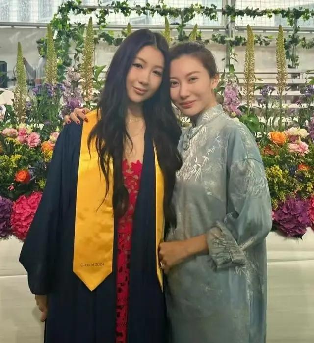 Nguyệt Lương cũng thừa hưởng được không ít gen đẹp từ mẹ.
