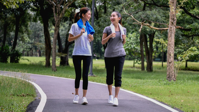Chạy bộ chậm có thể giúp chị em trẻ đẹp từ bên trong.