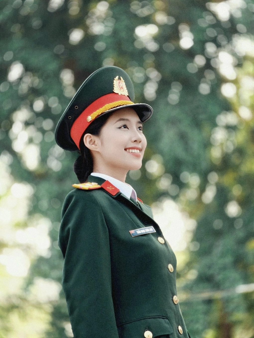 Châu Anh là quân nhân đầu tiên giành danh hiệu Á hậu tại cuộc thi Hoa hậu Việt Nam 2024. 