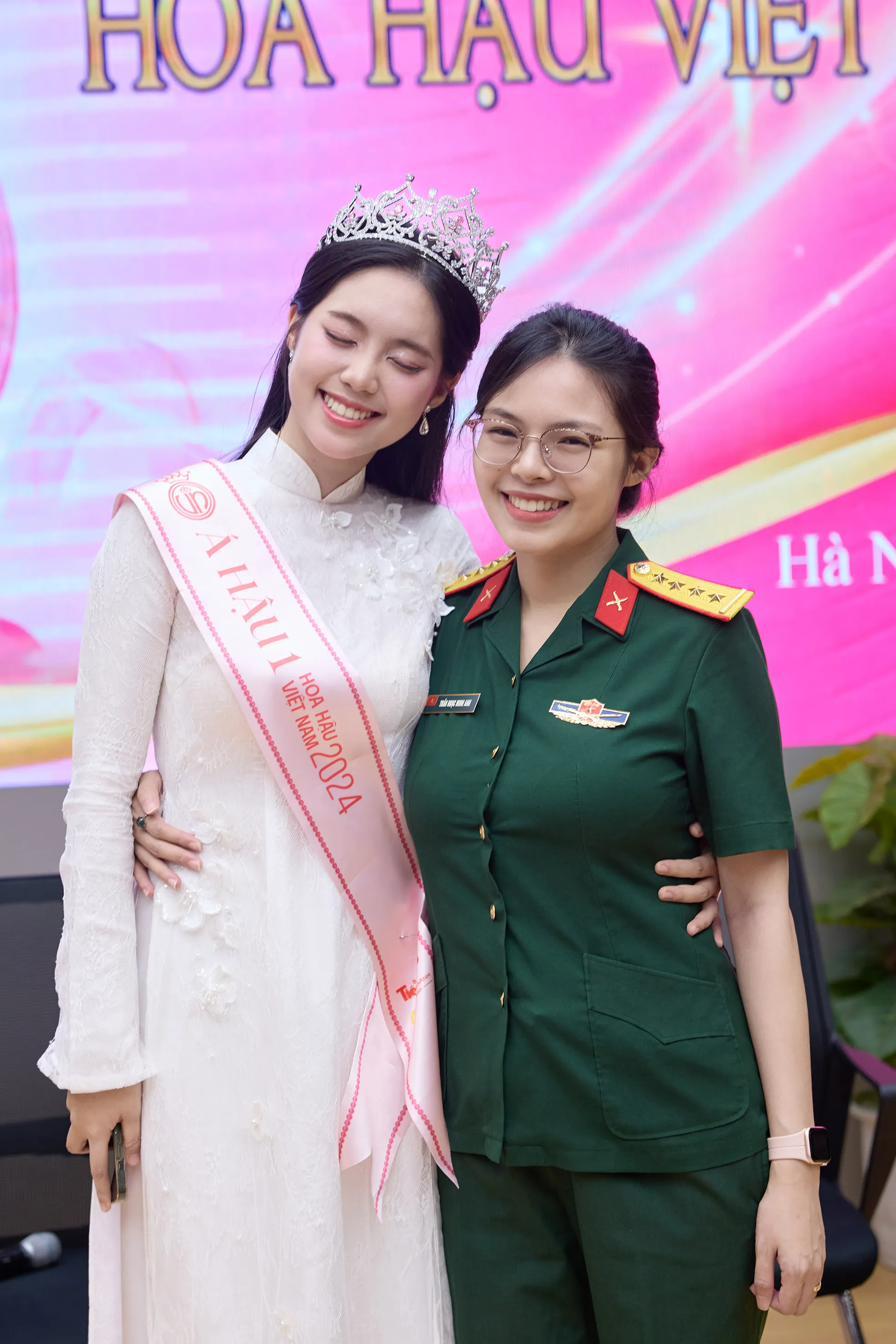 Chị em Châu Anh có nụ cười đẹp chuẩn hoa hậu giống y hệt nhau.