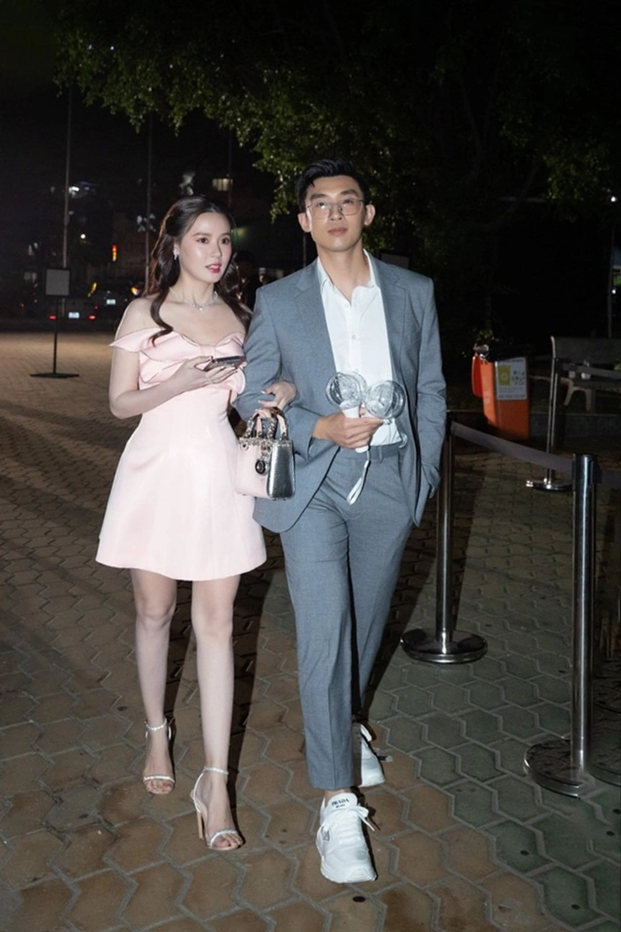 Sánh bước cùng ông xã tại concert của Trung Quân, Midu chọn đầm hồng ngọt ngào và cầm trên tay chiếc Lady Dior bạc thuộc bộ sưu tập giới hạn, tôn trọn vẻ thanh lịch chuẩn quý cô Parisienne.