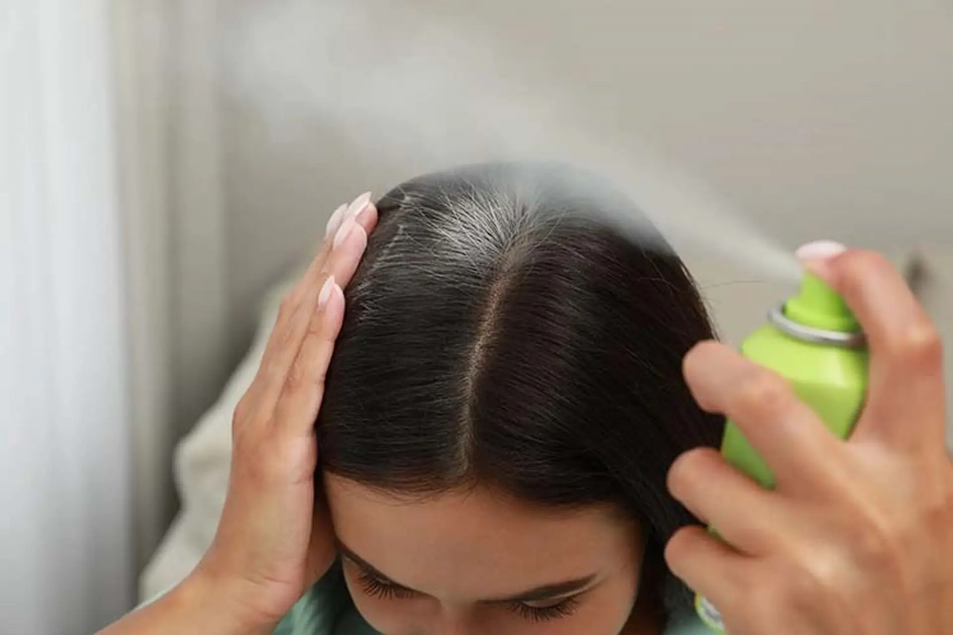 Dầu gội khô có chứa cồn nếu lạm dụng và không gội lại sạch sẽ có thể khiến tóc ngày càng khô yếu.
