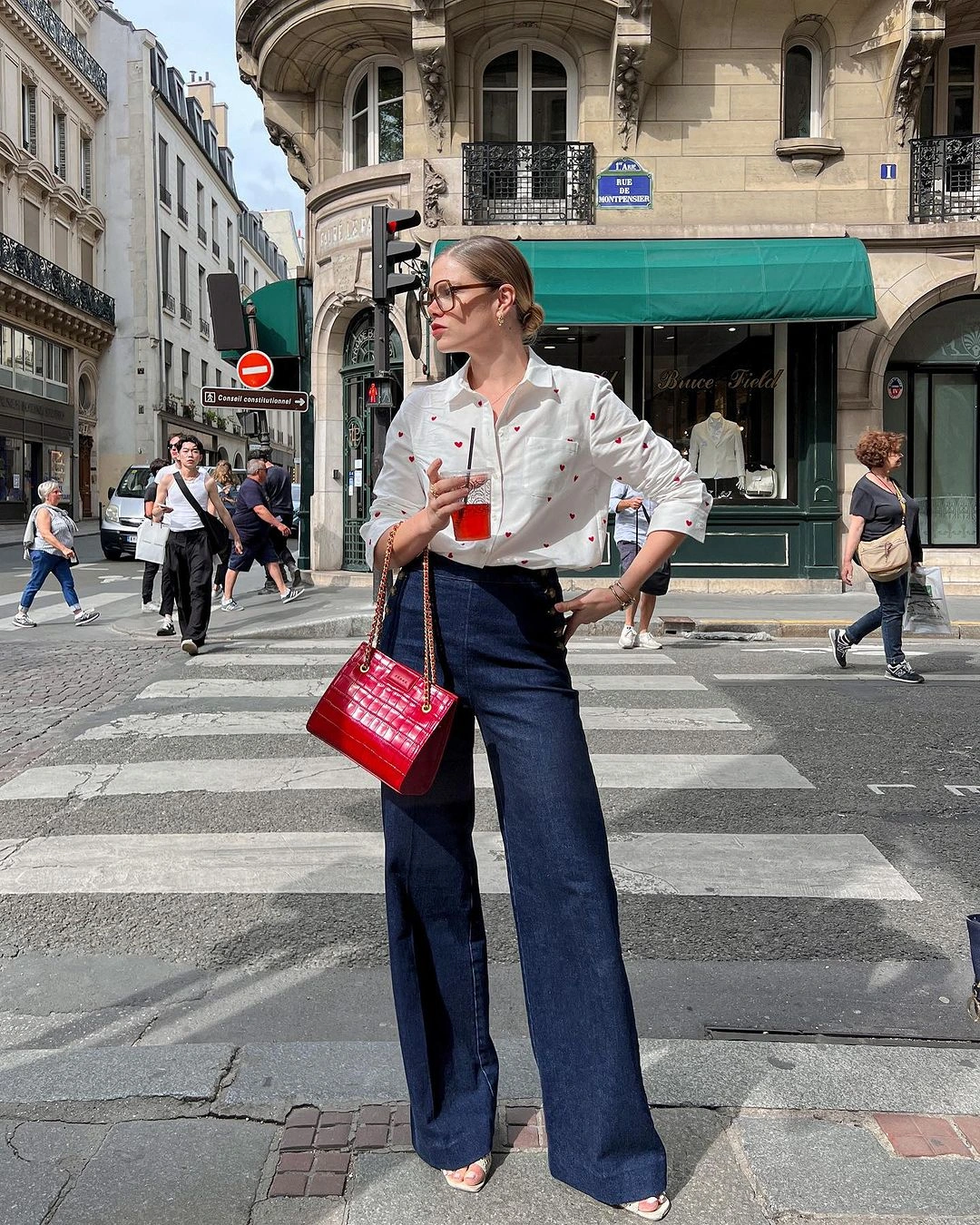 Một chiếc quần jeans xanh đậm cổ điển giúp bạn toát lên vẻ giàu ngầm ngay cả khi chỉ phối đồ một cách đơn giản.