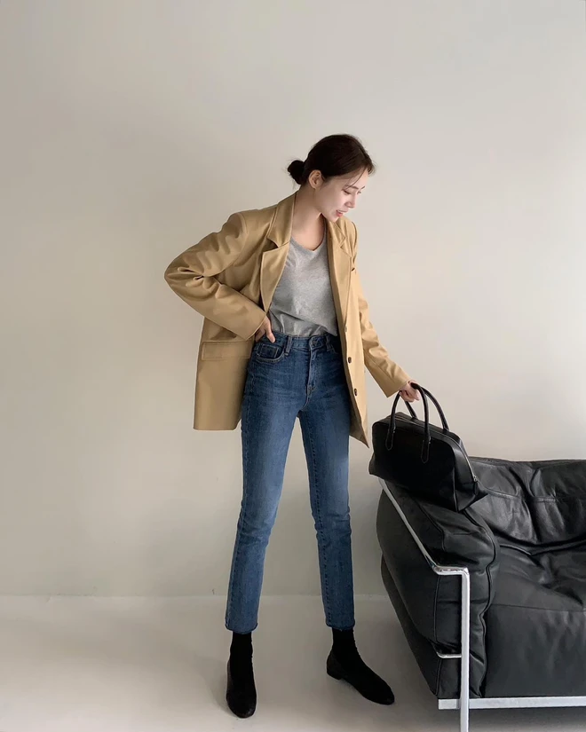 Quần skinny jeans có sự đan xen giữa nét thanh lịch và trẻ trung, có thể giúp chị em khoe dáng thon thả.