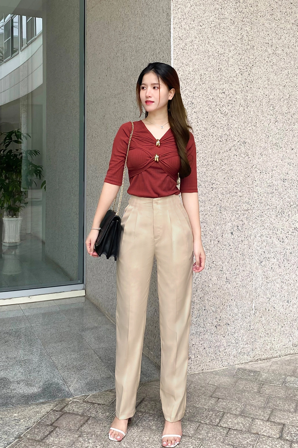 Quần âu dáng ôm màu be dễ phối đồ lại có thể chỉnh sửa dáng chân hiệu quả, nhất là với những cô nàng có đùi to, bắp chân thô dày.