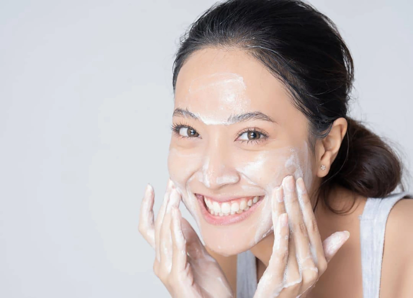 Phương pháp làm sạch kép gồm tẩy trang và rửa sữa rửa mặt là thói quen của nhiều người nhưng liệu việc làm sạch kép có thực sự cần thiết phải duy trì mỗi ngày?