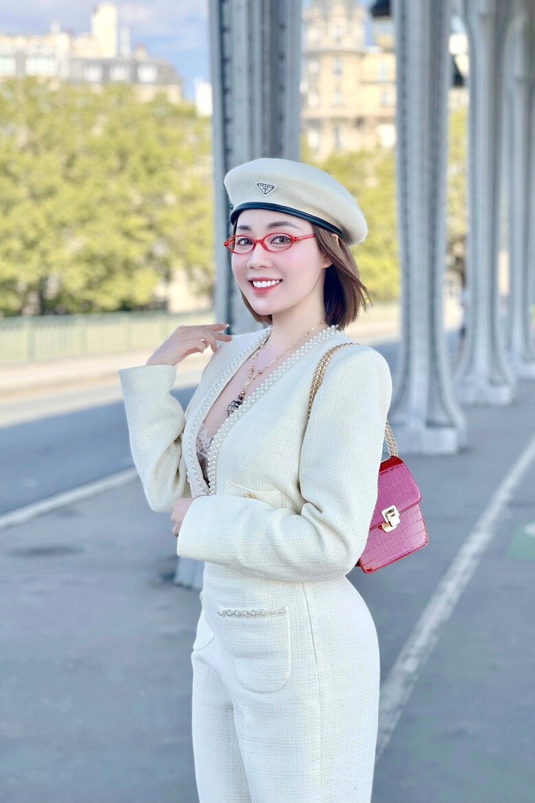 Nữ giảng viên Âu Hà My có nhan sắc xinh đẹp và gu thời trang không thua kém người nổi tiếng.