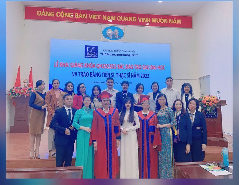 Chiếc áo dài – món đồ điêu khắc đường cong – được cô diện từ những buổi dạy thường ngày cho đến các dịp đặc biệt như khai giảng hay lễ trao bằng khen.