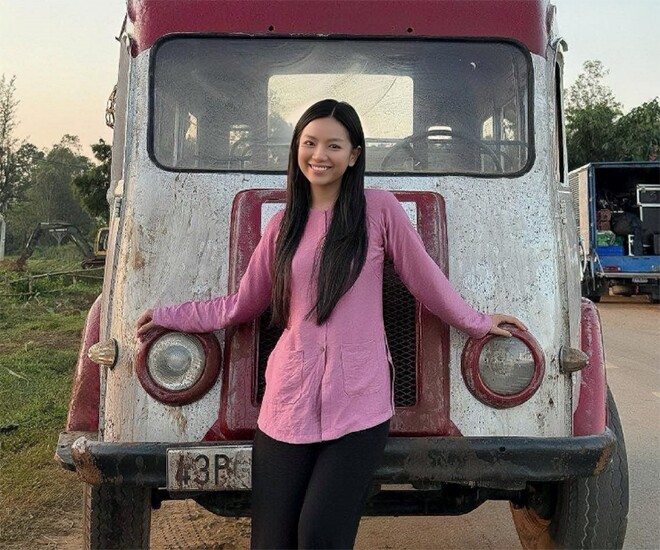 Hạ Anh trên màn ảnh không đậm đà son phấn vẫn đẹp rực rỡ.