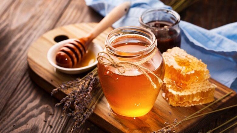 Không cần tốn kém, chị em vẫn có thể làm đẹp da và giữ dáng với mật ong. Tuy nhiên, một cơ thể khỏe mạnh, tươi trẻ chỉ có được khi kết hợp chế độ ăn uống khoa học và tập luyện đều đặn.