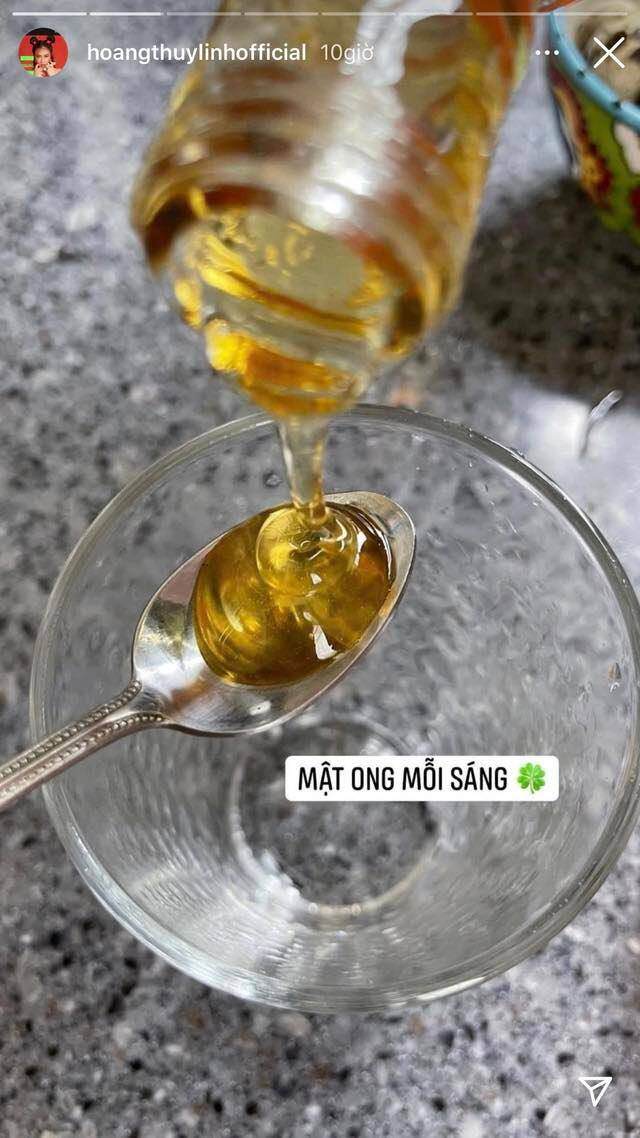 Hoàng Thùy Linh bắt đầu ngày mới với một ly mật ong ấm giúp cô giữ làn da hồng hào, căng tràn sức sống và luôn tươi trẻ.
