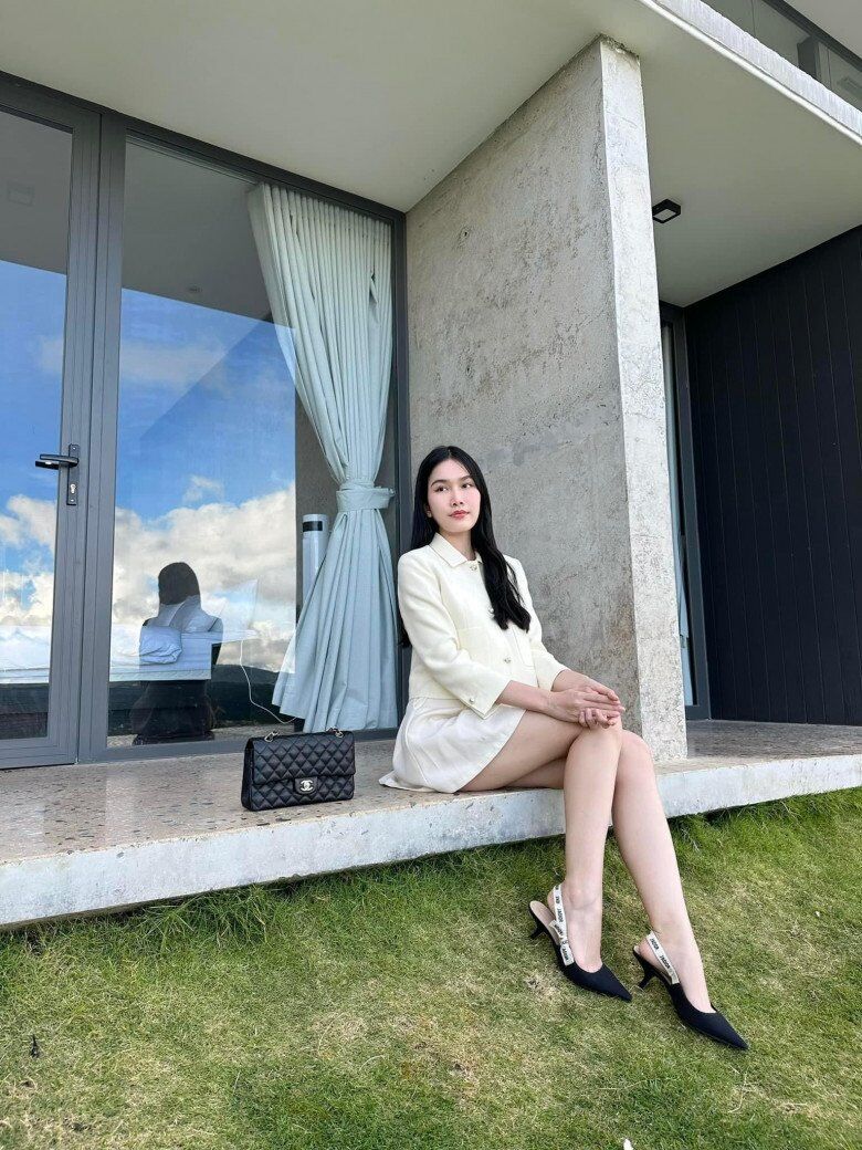 Trong một lần xuống phố, Phạm Ngọc Phương Anh diện mẫu túi Chanel Classic trị giá hơn 200 triệu đồng, khéo léo phối cùng đôi giày Dior xa xỉ trị giá nghìn đô.